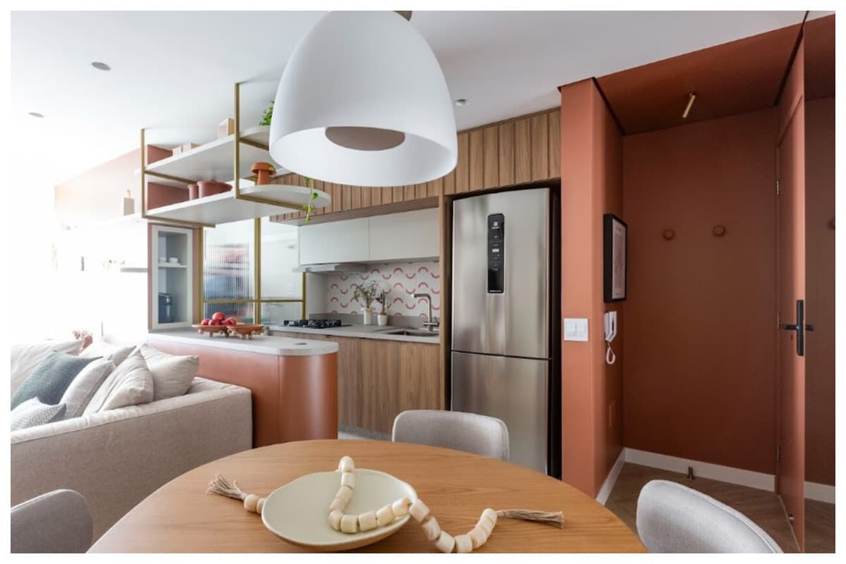 Apartamento compacto com marcenaria multifuncional e design orgânico