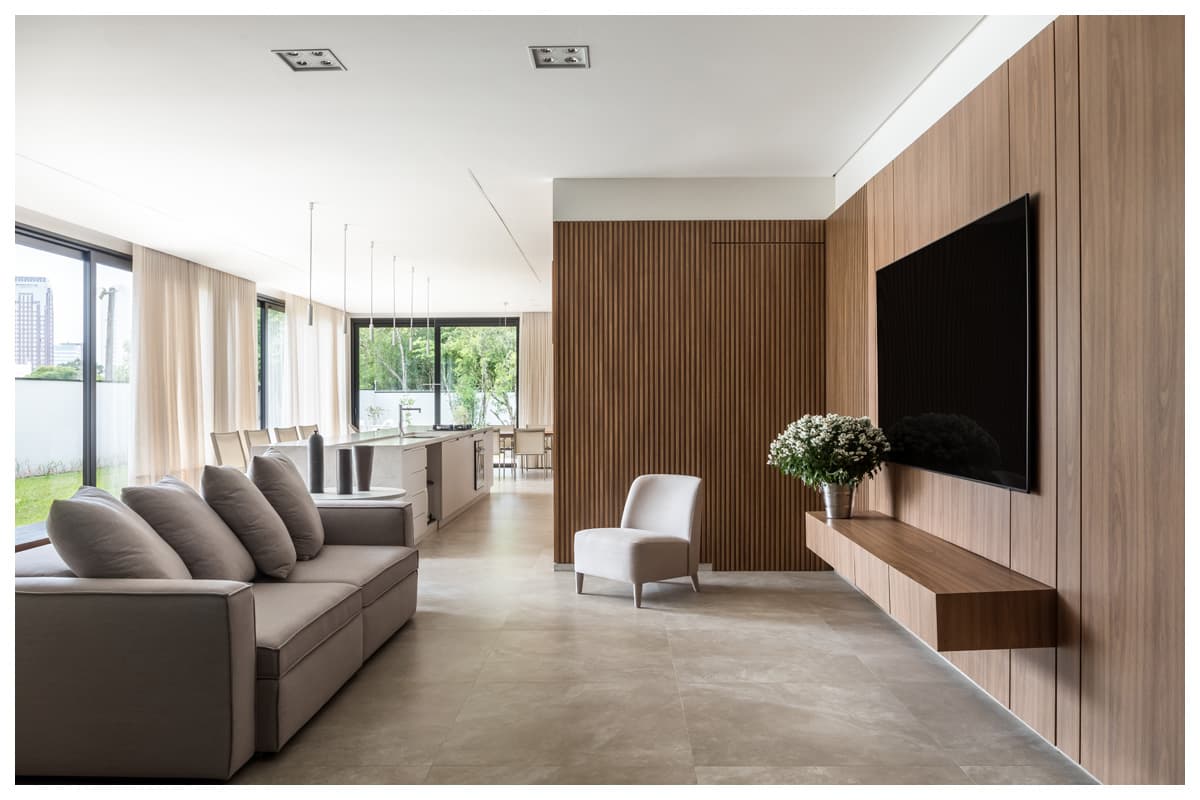 Arquitetura fragmenta programa em dois volumes e preserva jardim