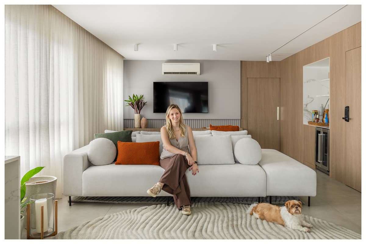 Fluidez espacial e marcenaria em apartamento paulistano