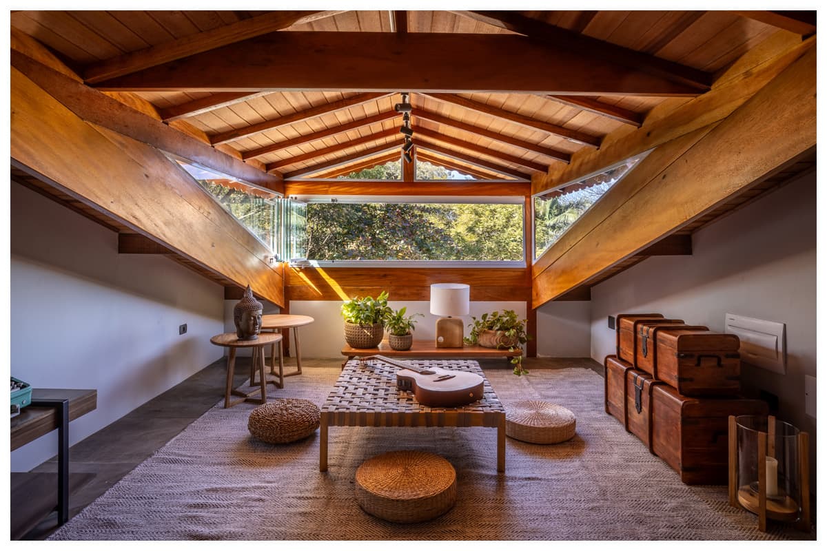 Reforma de casa geminada prioriza luz natural e integração