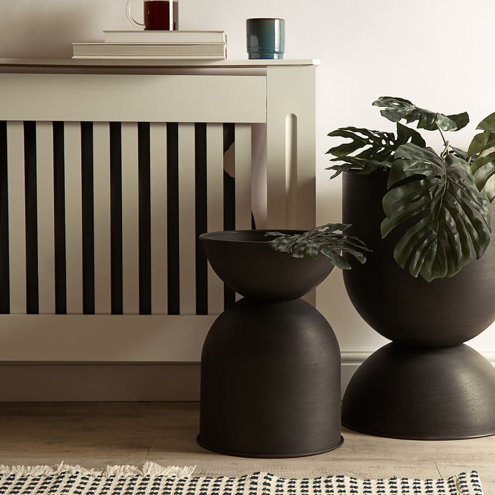 Very Goods | Ferm Living Hourglass Pot - Small Black | END.