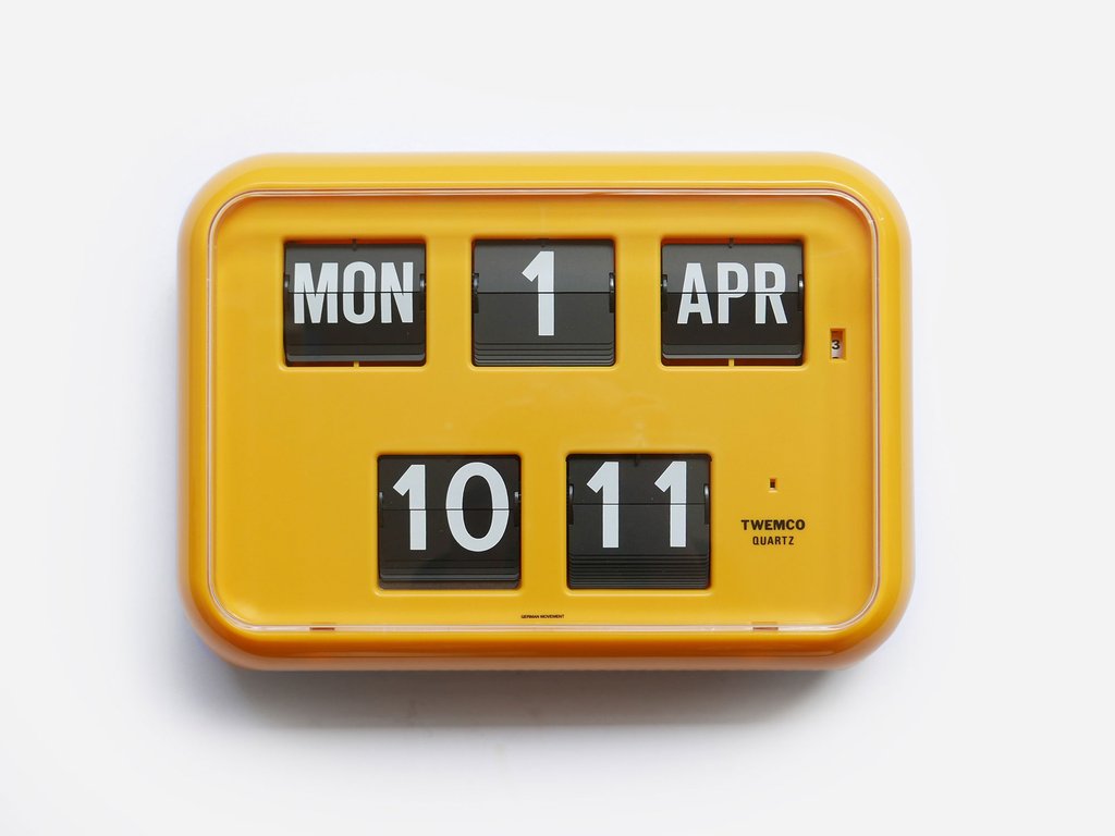 very-goods-flip-clock-calendar-present-correct