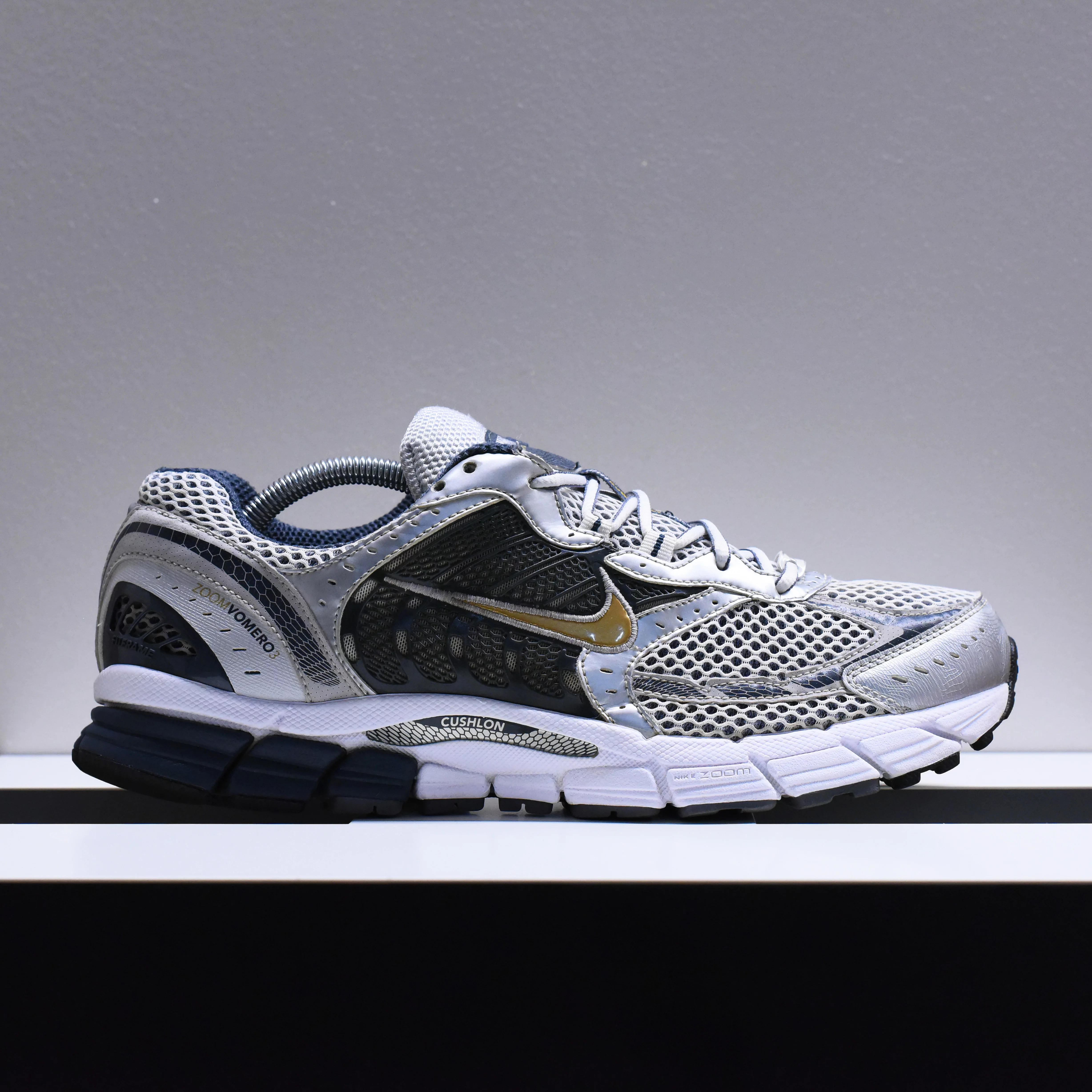 Redelijk samen zijn Very Goods | Nike Zoom Vomero 3 - 2008 Silver/Gold EU45 | Retro Lab