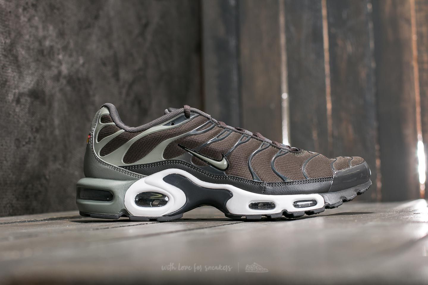 air max plus dark stucco