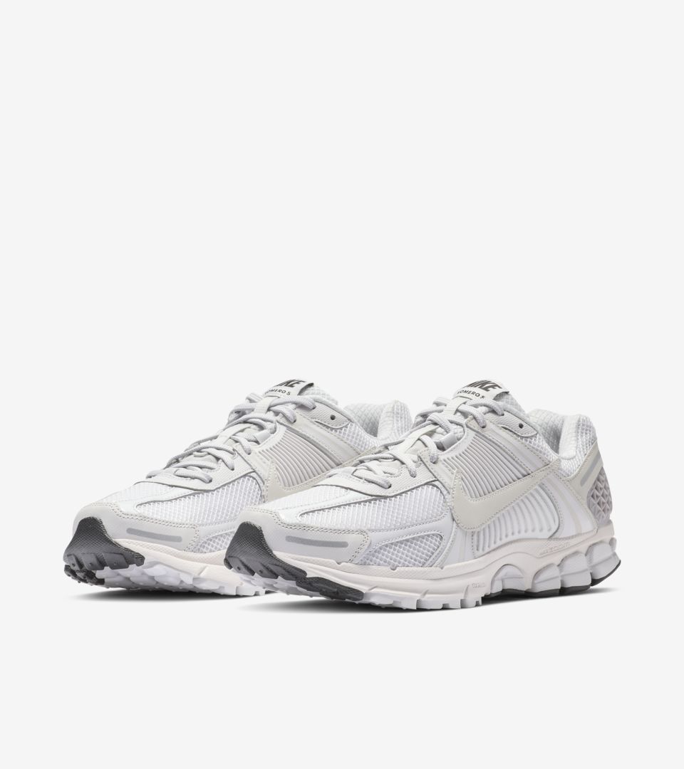 nike zoom vomero 5 triple white