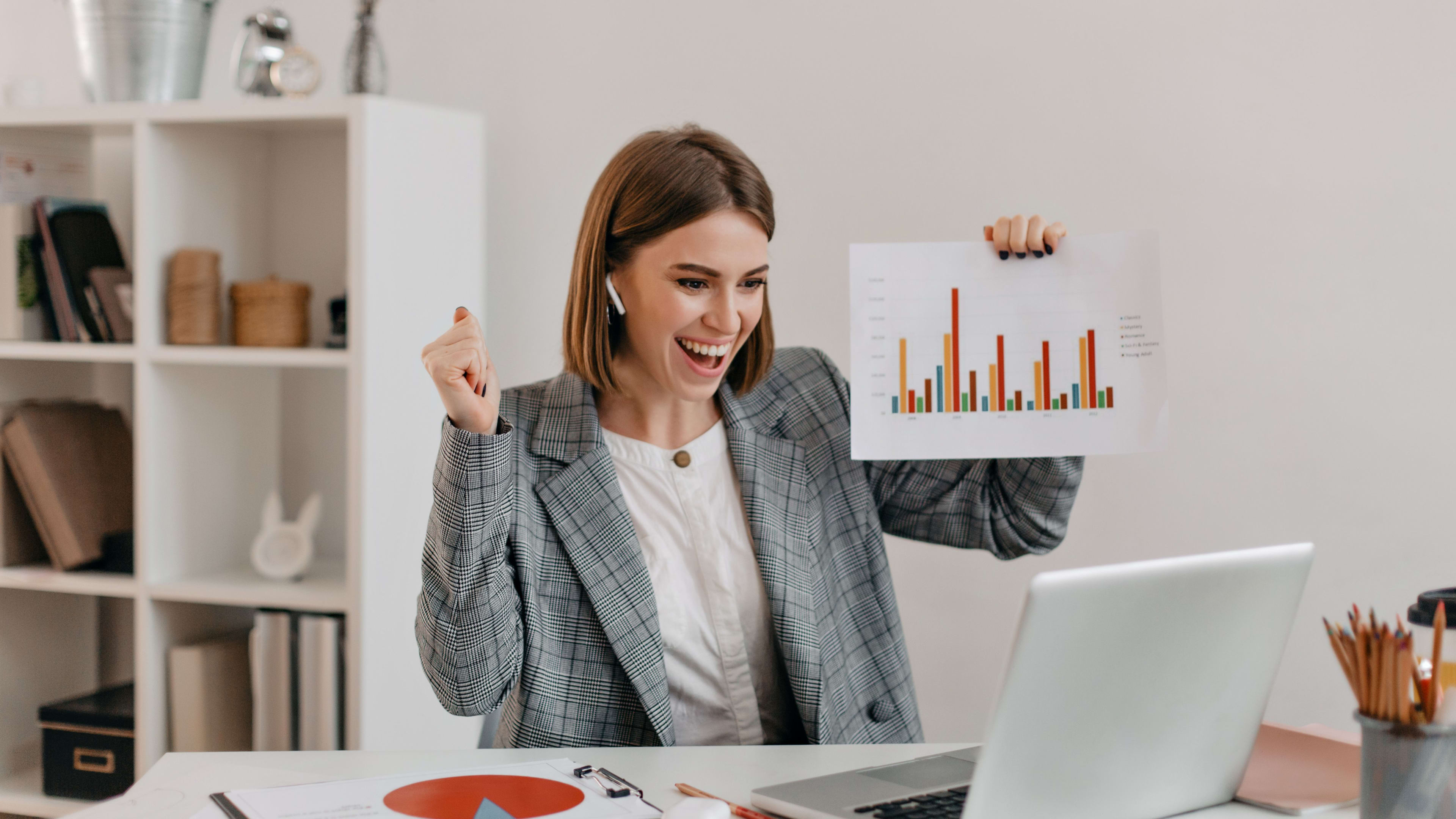 Glückliche und erfolgreiche Jungunternehmerin in ihrem neuen Büro