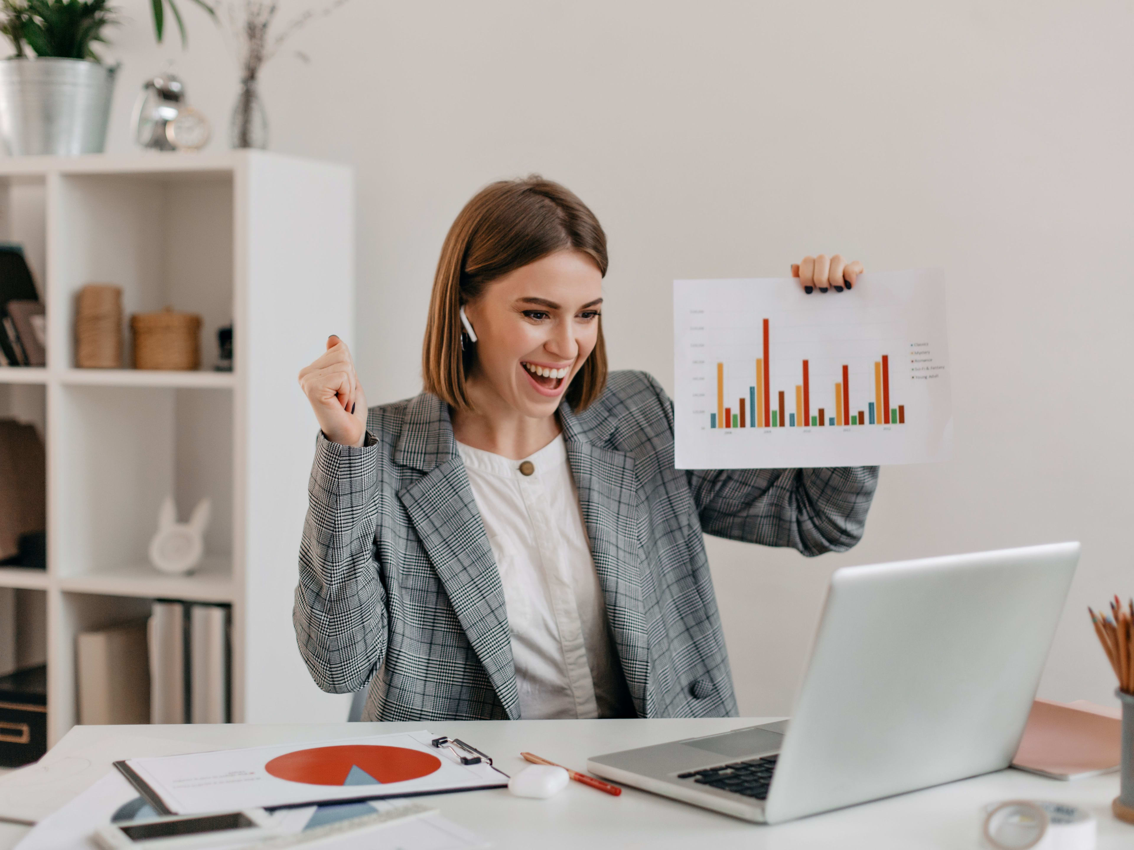 Glückliche und erfolgreiche Jungunternehmerin in ihrem neuen Büro