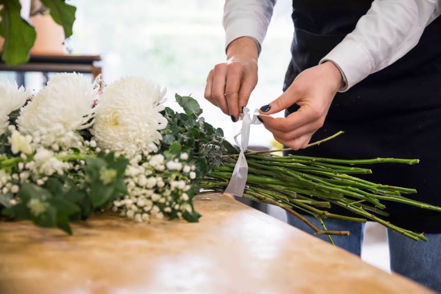 Ribbon around white bouquet