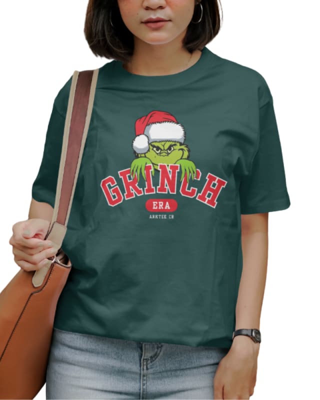 Camiseta verde con estampado del Grinch y texto "GRINCH ERA" en rojo y blanco