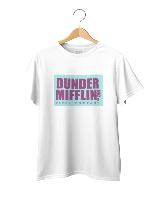 Camiseta blanca con estampado de Dunder Mifflin en colores morado y azul