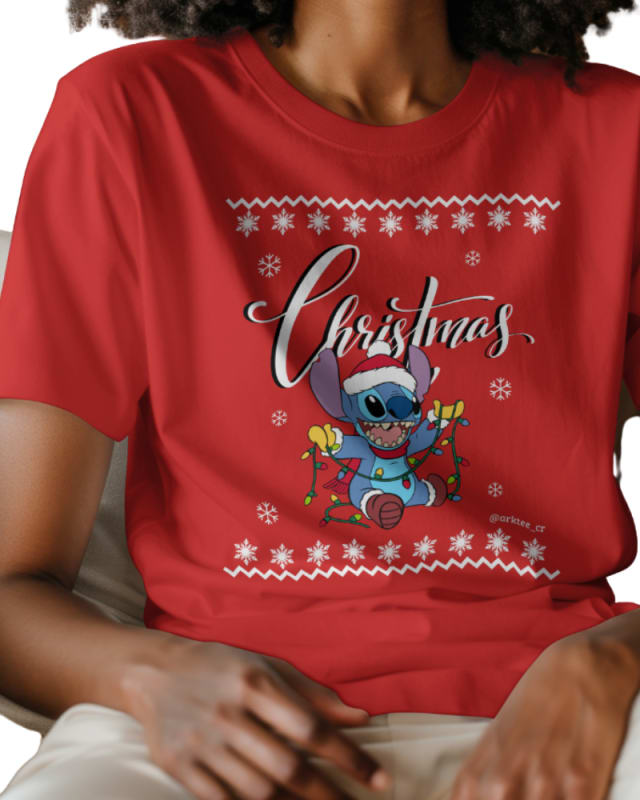 Camiseta roja con diseño navideño y estampado de personaje festivo en el frente