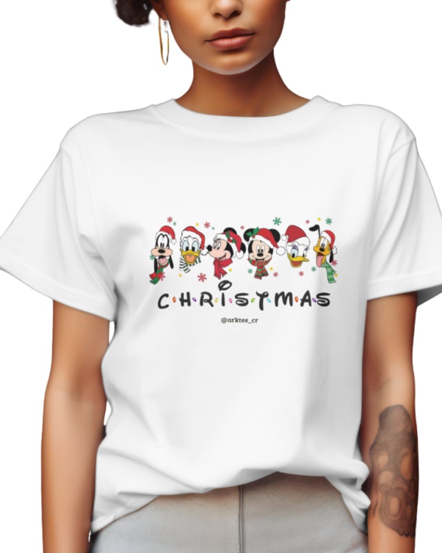 Camiseta blanca de Navidad con estampado colorido de personajes festivos y texto "C H R I S T M A S"