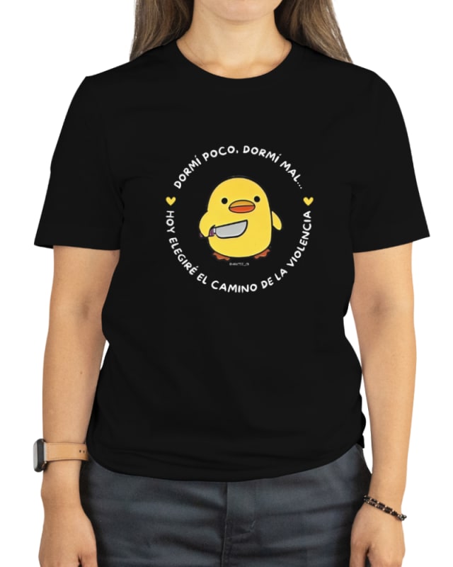 Camiseta negra de algodón 100% con estampado amarillo de un ave y texto divertido