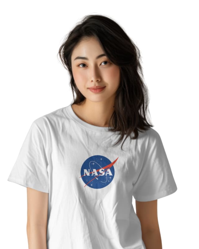 Camiseta blanca de algodón con logo de NASA en el pecho, estilo casual y moderno