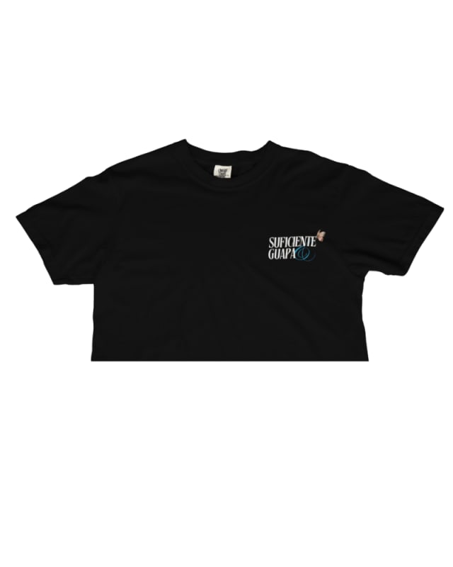 Crop top negro con estampado frontal en blanco y azul, estilo casual y moderno