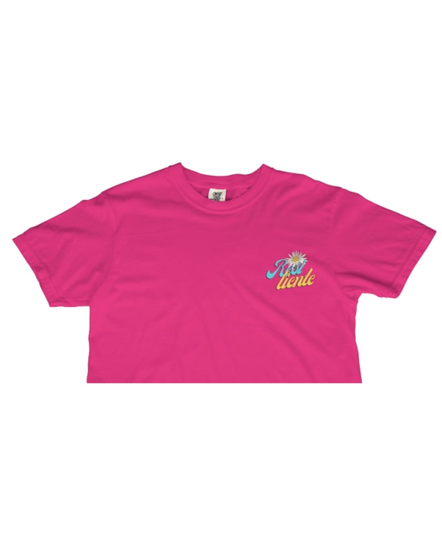 Crop top rosa brillante con diseño gráfico en el pecho, estilo casual y moderno