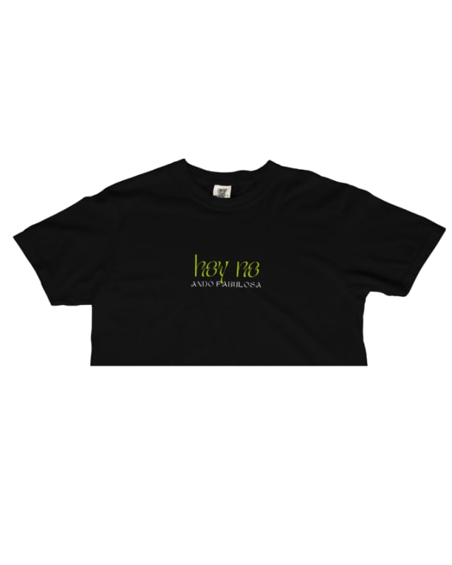 Crop top negro con texto verde "hey hey" en el centro, estilo moderno y casual