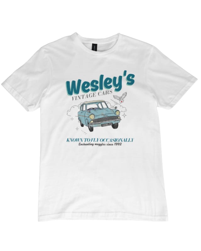 Camiseta unisex blanca de algodón con diseño vintage de auto azul y texto en color teal