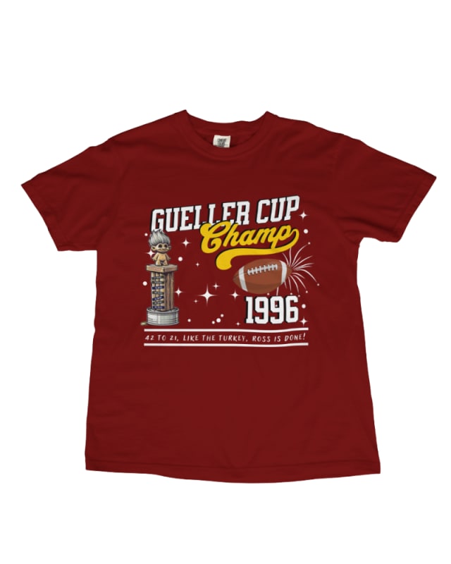Camiseta unisex roja con estampado de trofeo y texto "GUELLER CUP Champ 1996"