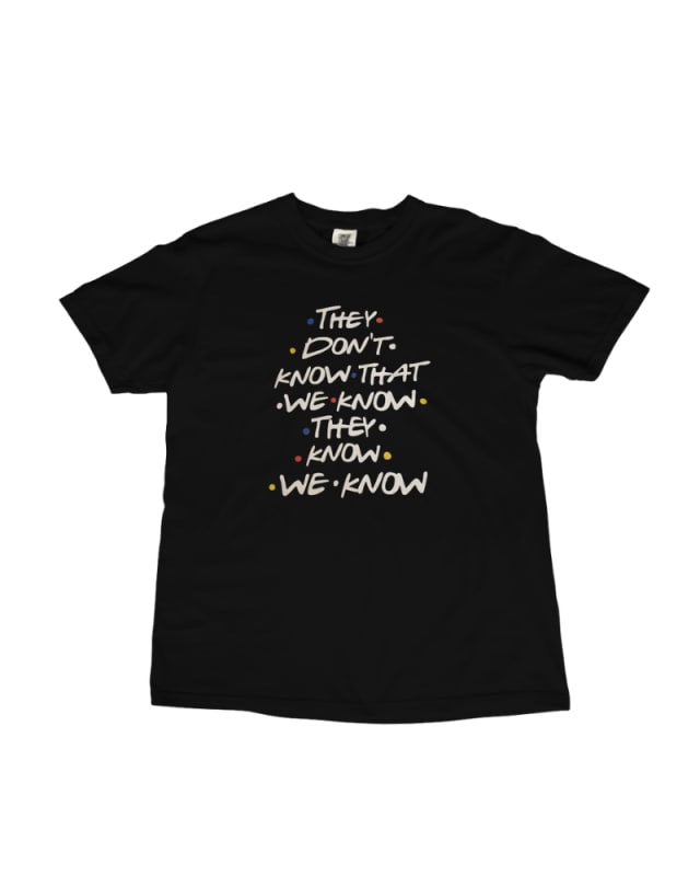 Camiseta unisex negra de algodón con texto colorido inspirado en Friends