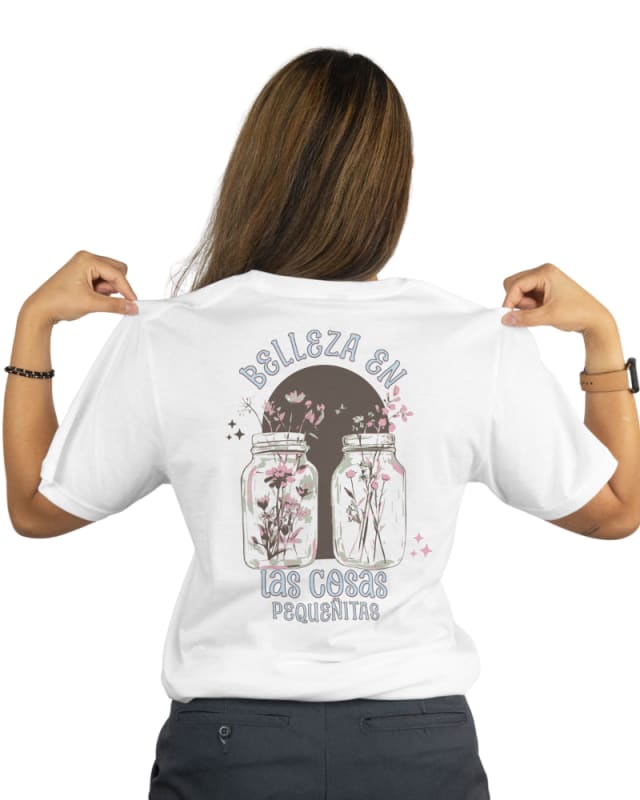 Camiseta unisex blanca de algodón con diseño de frascos y flores en la espalda