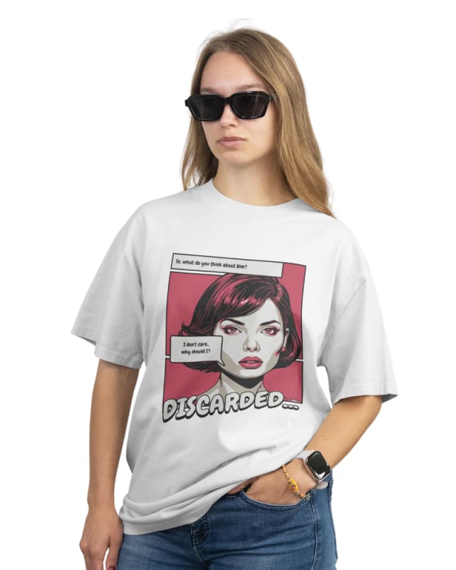 Camiseta oversize blanca de algodón con diseño gráfico de mujer y texto en colores vibrantes
