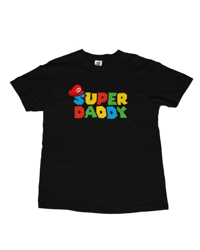Camiseta negra con diseño colorido que dice "SUPER DADDY" en estilo Mario Bros