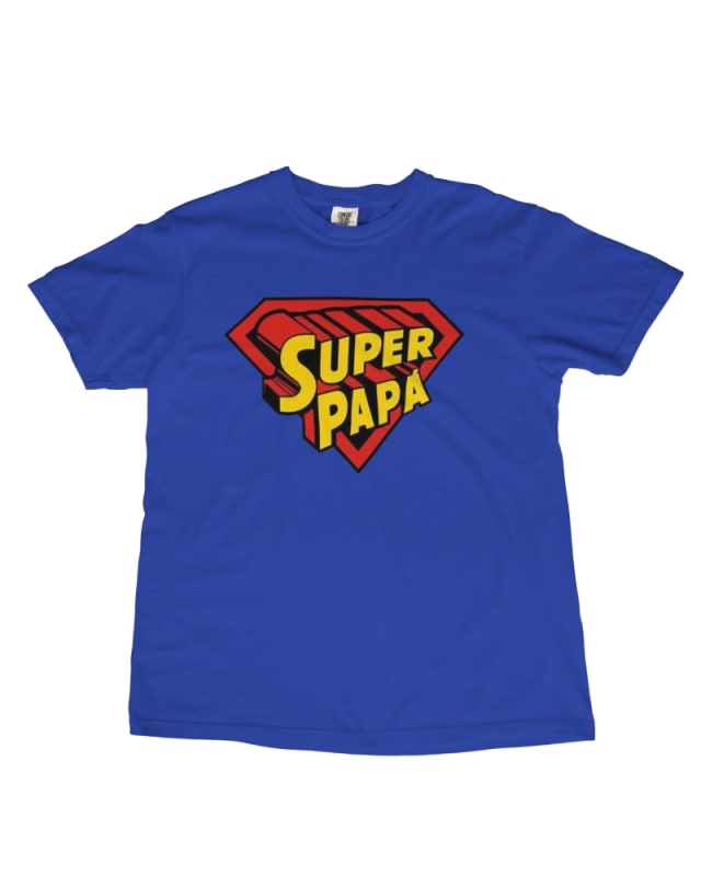 Camiseta azul con estampado rojo y amarillo que dice "SUPER PAPA" en el centro