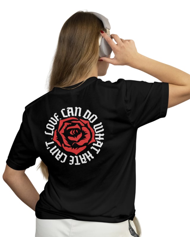 Camiseta negra de algodón 100% con estampado de rosa y texto en la espalda