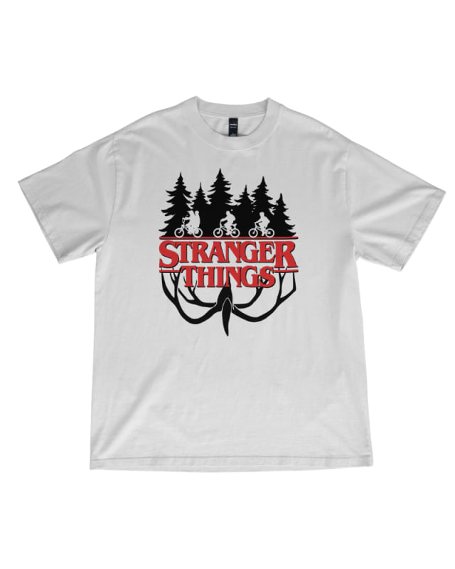 Camiseta oversize blanca de algodón con diseño de Stranger Things y árboles en negro