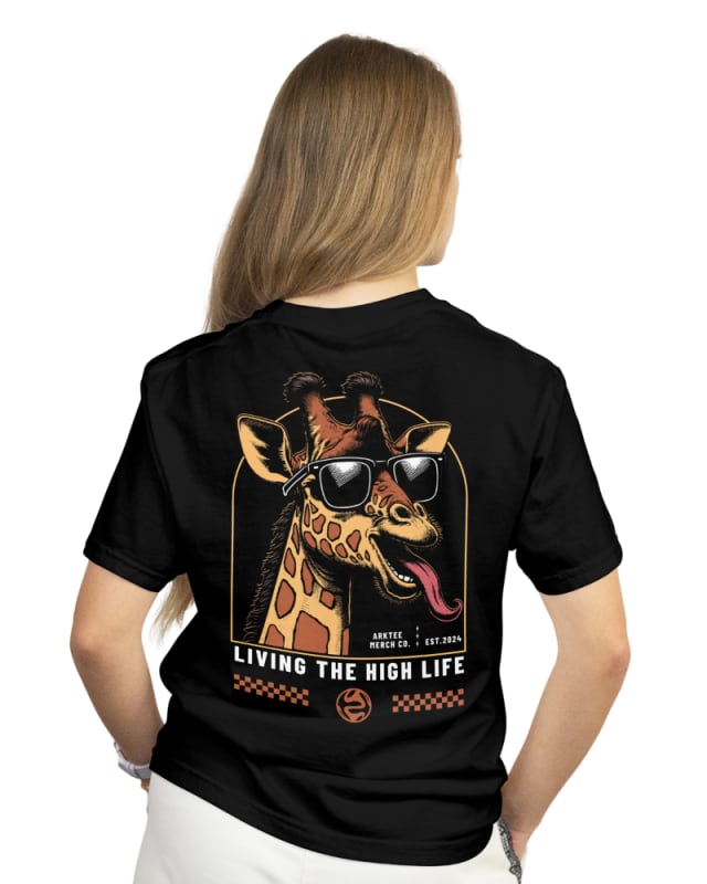 Camiseta negra de algodón con diseño de jirafa usando gafas de sol y texto en la espalda