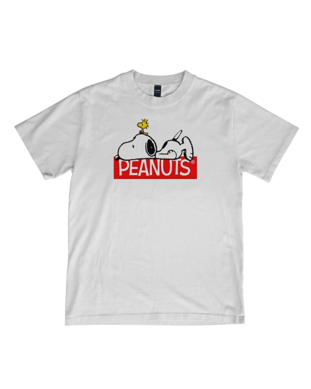 Camiseta blanca de algodón con estampado de Snoopy y logo de Peanuts en rojo
