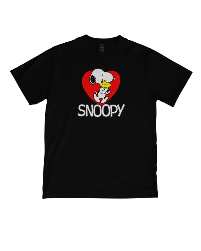 Camiseta negra de algodón con estampado de Snoopy en corazón rojo