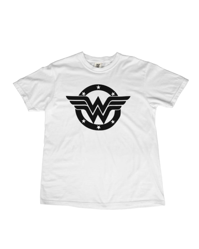 Camiseta blanca de mujer con logo de Wonder Woman en negro y estrellas alrededor