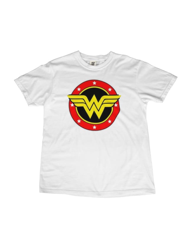 Camiseta blanca de mujer con logo de Wonder Woman en el centro, diseño colorido y moderno