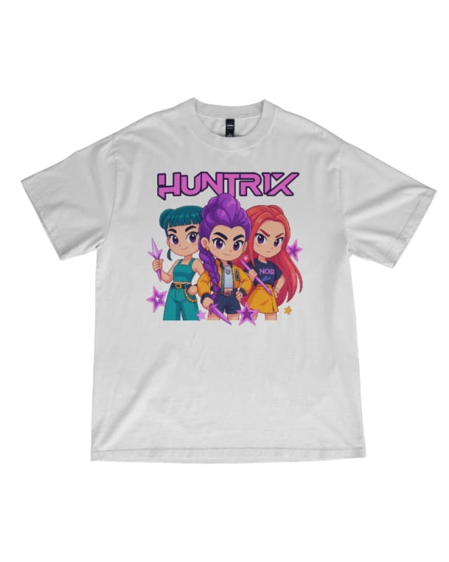 Camiseta blanca con estampado de personajes coloridos y texto Huntrix en rosa