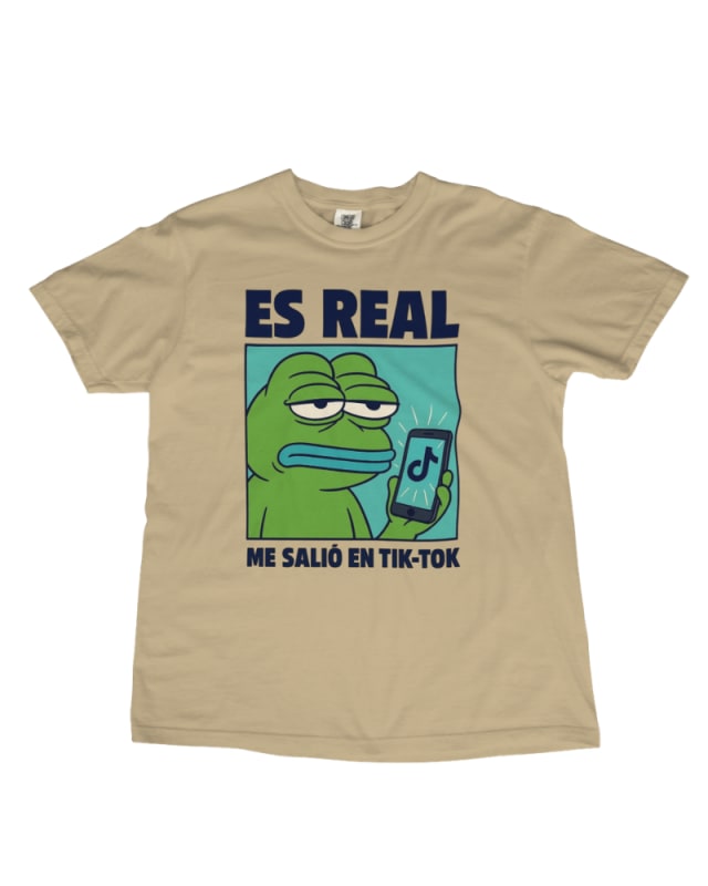 Camiseta beige de algodón con diseño gráfico de rana y texto humorístico