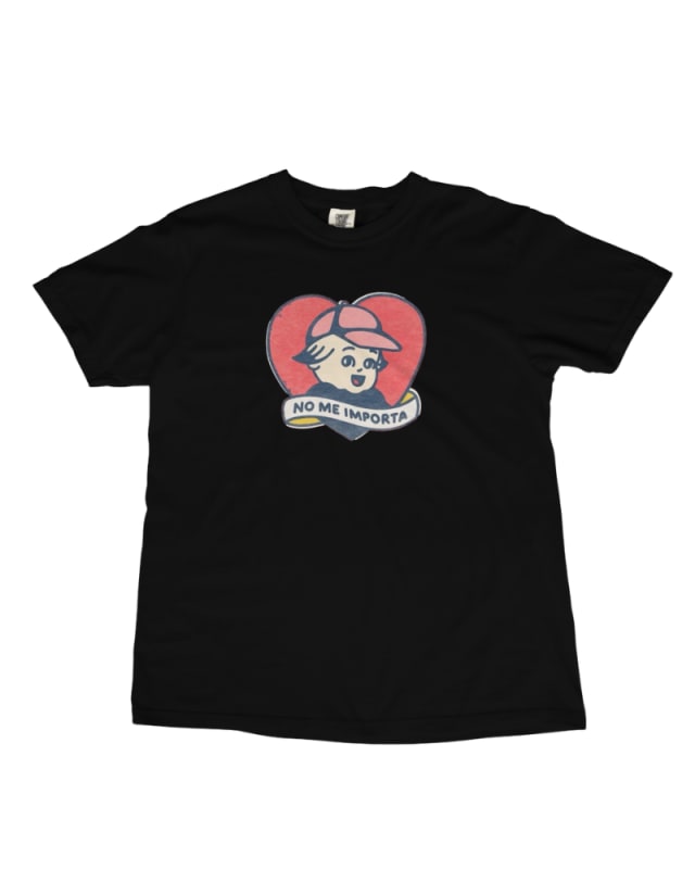 Camiseta negra de algodón 100% con diseño de corazón y texto "No me importa"