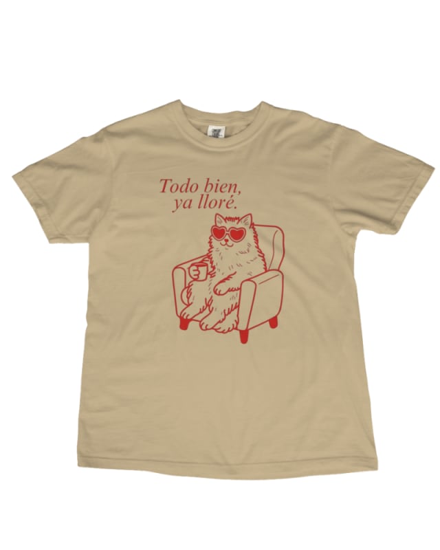 Camiseta de algodón 100% color beige con diseño de gato sentado y texto rojo