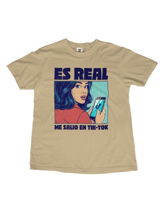 Camiseta beige de algodón con diseño gráfico de mujer sosteniendo un teléfono y texto en español