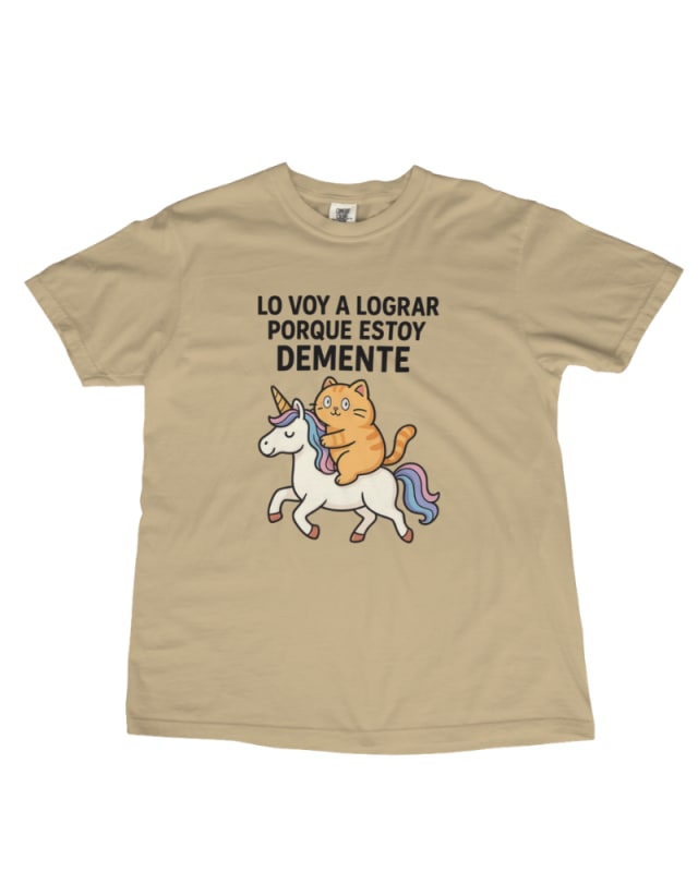 Camiseta beige de algodón con diseño de gato montando un unicornio y texto divertido