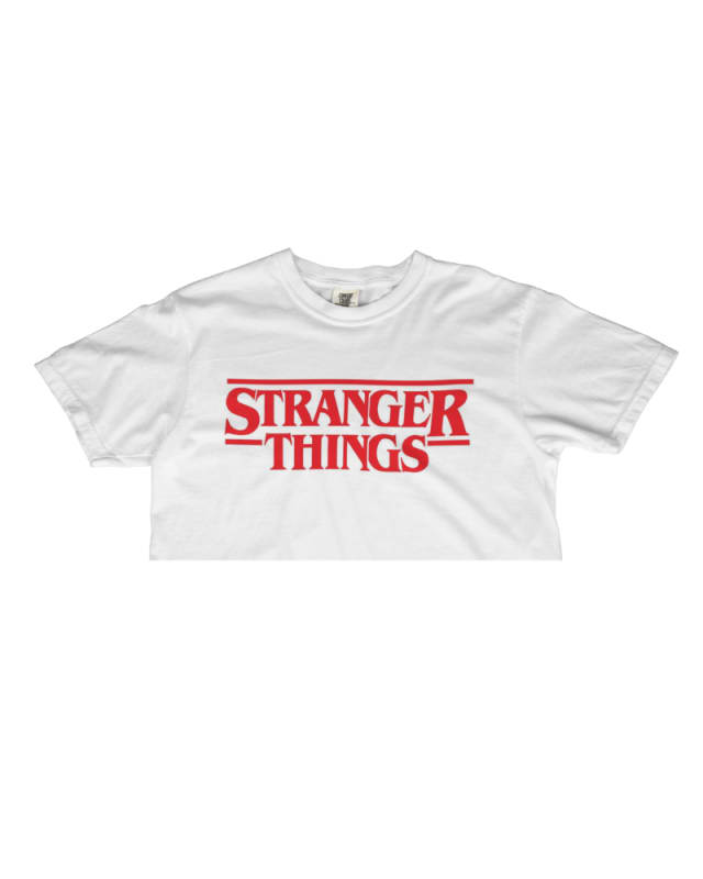 Crop top blanco con estampado rojo de Stranger Things, diseño moderno y casual