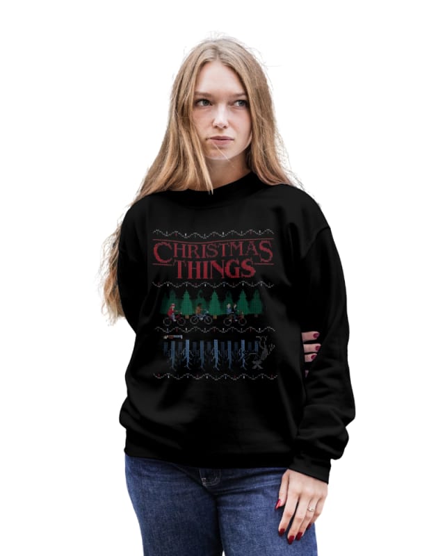 Hoddie negro con diseño navideño de Stranger Things en colores rojos y verdes