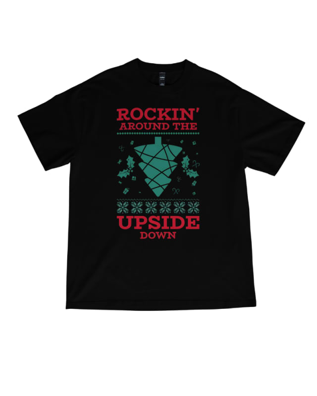 Camiseta negra con diseño navideño de Stranger Things en verde y rojo