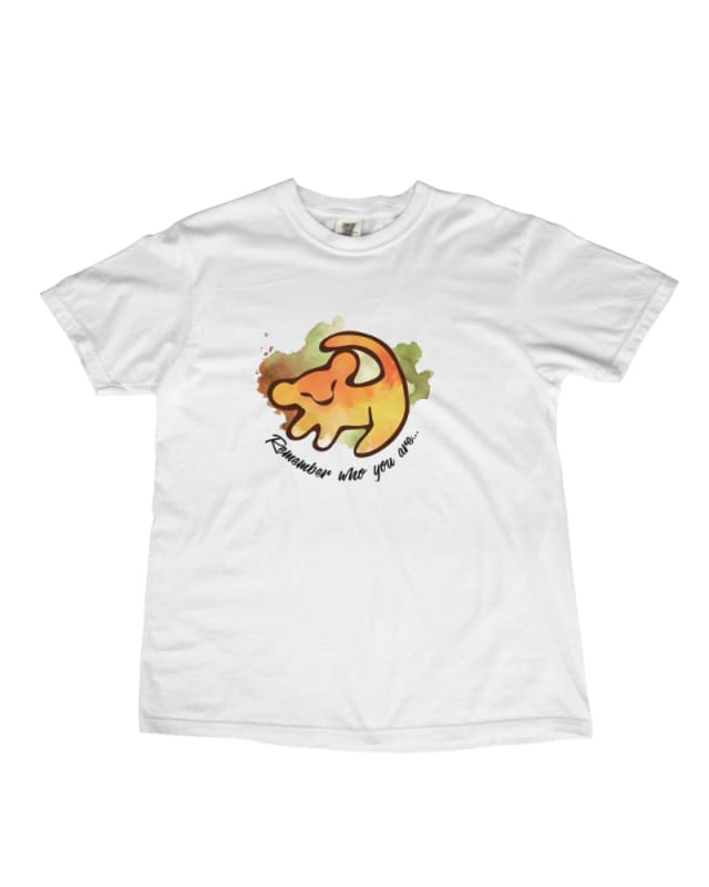 Camiseta blanca unisex de algodón con diseño del Rey León en tonos amarillos y naranjas