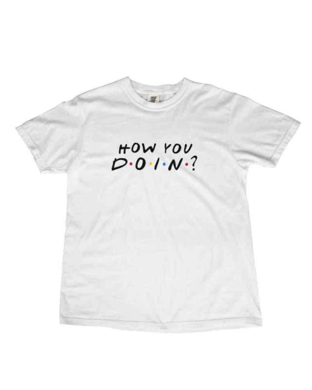 Camiseta unisex blanca de algodón con estampado "HOW YOU DOIN?" en colores vivos
