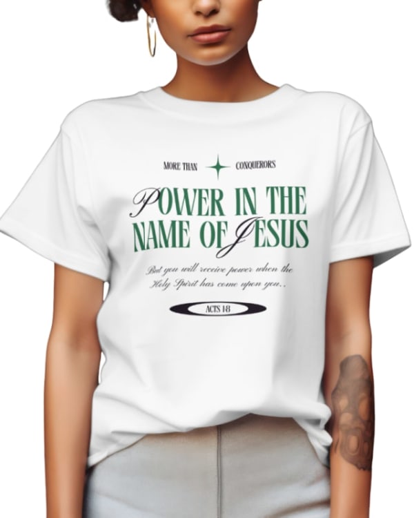 Camiseta blanca con estampado verde que dice "Power in the name of Jesus" y diseño moderno