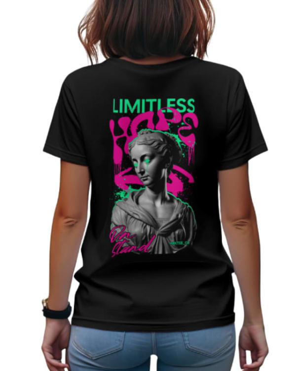 Camiseta negra con estampado colorido de escultura y texto "LIMITLESS HOPE" en la espalda