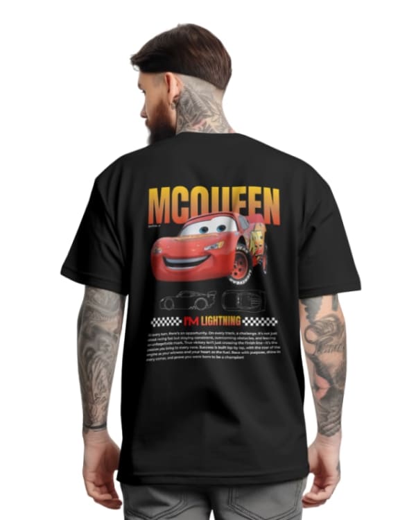Camiseta negra con estampado de Cars, diseño de McQueen en la parte posterior