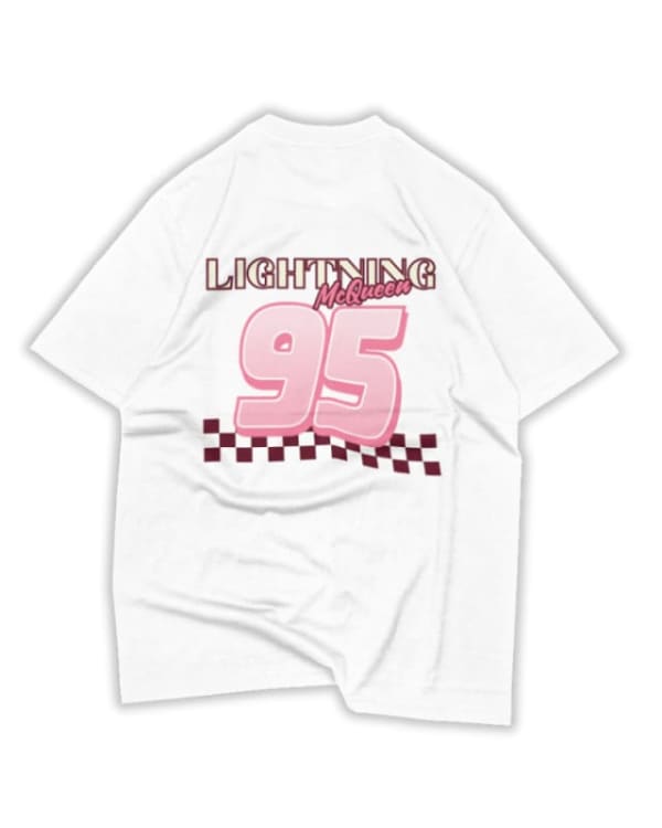 Camiseta oversize blanca con estampado rosa de "Lightning McQueen 95" y diseño de cuadros